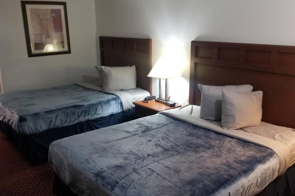 Hotel 2 Queen Beds Hotel Room 222 Wi-Fi Hot Tub Booking Stillwater Esterno foto