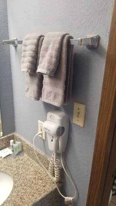Hotel 2 Queen Beds Hotel Room 222 Wi-Fi Hot Tub Booking Stillwater Esterno foto