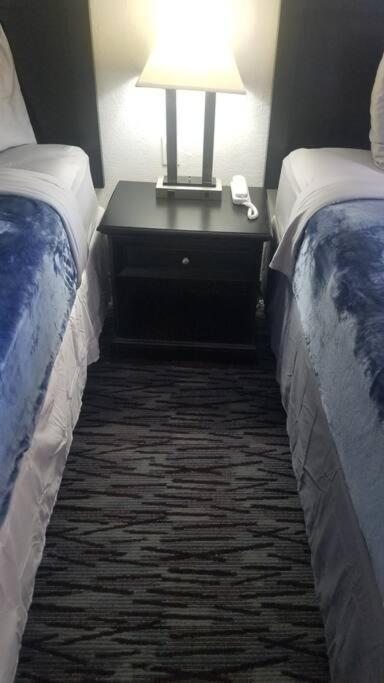 Hotel 2 Queen Beds Hotel Room 222 Wi-Fi Hot Tub Booking Stillwater Esterno foto